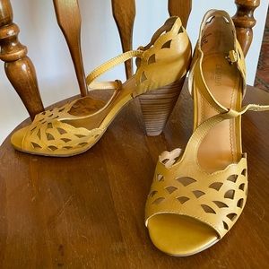 Crown Vintage leather Tea Cup heel, size 9